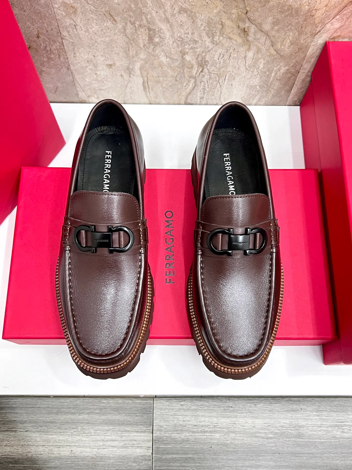 Original quality P580 Brand: Ferragamo Standard size: Men's size 38/44 (45.46 can be customized) Grade: Same style as the official website High-quality men's shoes Material: Customized first-layer calfskin with water-dyed cowhide lining Cowhide tiptoe Original non-slip and wear-resistant rubber outsole Style category: Men's formal business leather shoes are young and fashionable European and American trends British style Casual matching and comfortable feet Color: actual picture